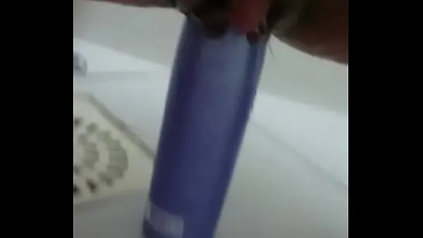 Klip daya Stuffing the shampoo into the pussy and the growing clitoris terbaik
