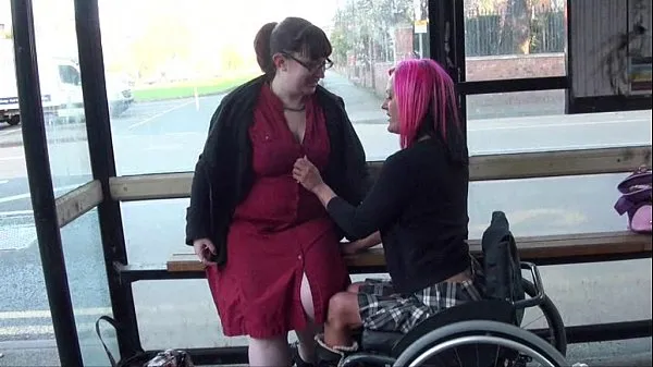 Τα καλύτερα κλιπ τροφοδοσίας Leah Caprice and her lesbian lover flashing at a busstop