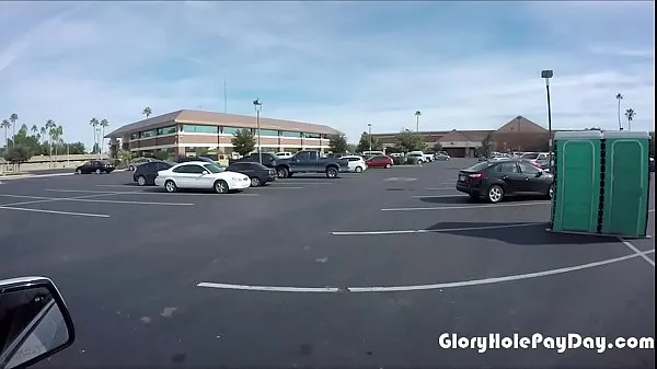 最好的Teen sucks off strangers in parking lot in public功率剪辑器