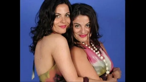 بہترین Identical Lesbian Twins posing together and showing all پاور کلپس
