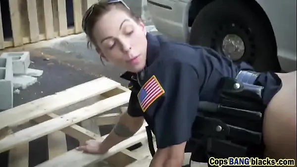 Τα καλύτερα κλιπ τροφοδοσίας Two female cops fuck a black dude as his punishement