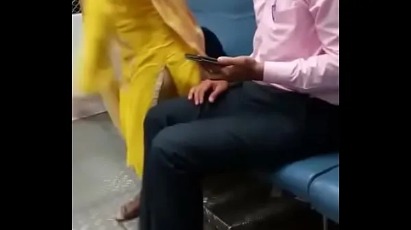 Meilleurs clips de puissance indian mumbai local train girl kissed her boyfriend 