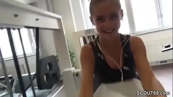 Najlepsze klipy zasilające Small German Teen Seduce Stranger to Fuck in Gym