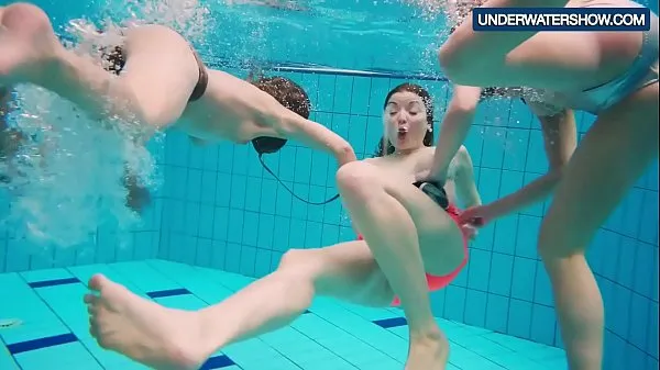 Najboljše Three hot horny girls swim together močne sponke
