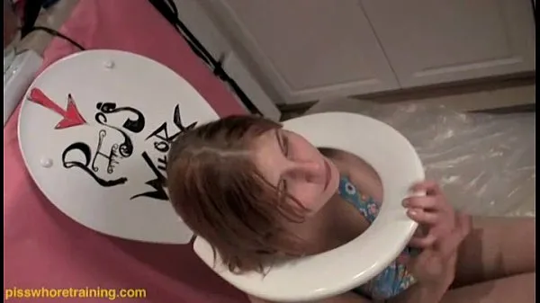 Τα καλύτερα κλιπ τροφοδοσίας Teen piss whore Dahlia licks the toilet seat clean