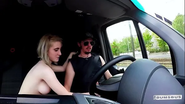 Τα καλύτερα κλιπ τροφοδοσίας BUMS BUS - Petite blondie Lia Louise enjoys backseat fuck and facial in the van