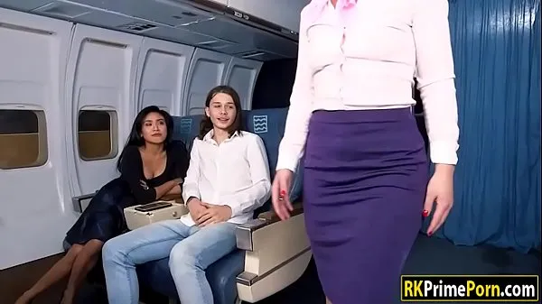 Najboljše Flight attendant Nikki fucks passenger močne sponke