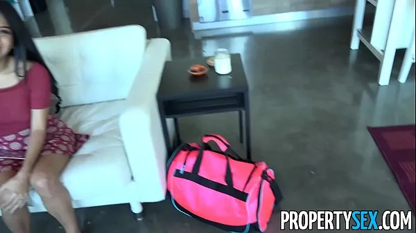 Klip kuasa PropertySex - Horny couch surfing woman takes advantage of male host terbaik