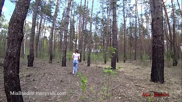 Najboljše Public outdoor fuck for fit Mia in the forest. Mia Bandini močne sponke