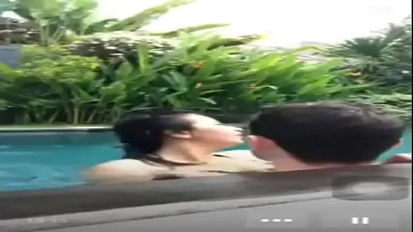Τα καλύτερα κλιπ τροφοδοσίας Indonesian fuck in pool during live