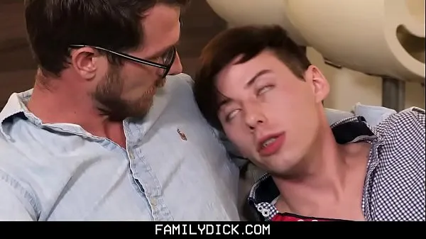 최고의 FamilyDick - Hot Teen Takes Giant stepDaddy Cock 파워 클립