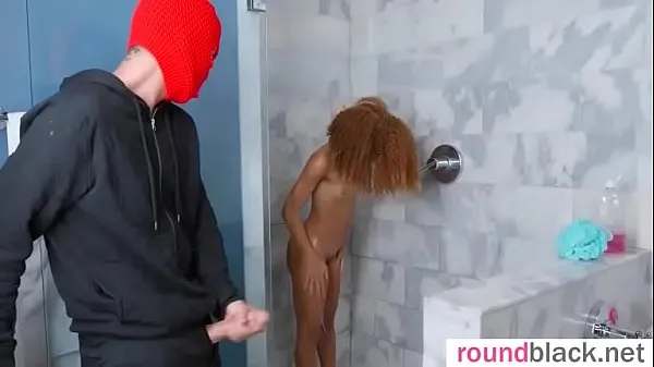 Beste Kendall Woods horny girl with dark skin play with dick in shower strømklipp