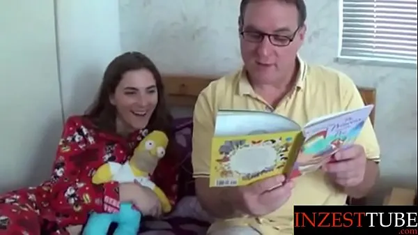 Najlepšia step Daddy Reads Daughter a Bedtime Story napájacích klipov