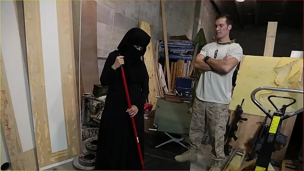 Najboljše TOUR OF BOOTY - US Soldier Takes A Liking To Sexy Arab Servant močne sponke