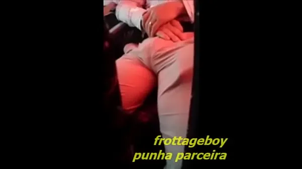Meilleurs clips de puissance A hot guy with a huge bulge in a bus 