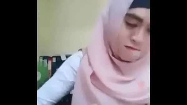 최고의 Indonesian girl with hood showing tits 파워 클립