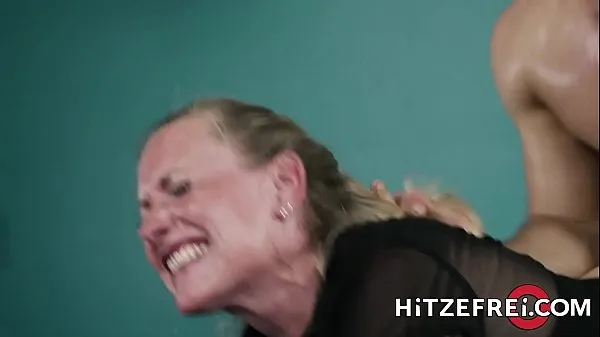 Nejlepší HITZEFREI Blonde German MILF fucks a y. guy napájecí klipy