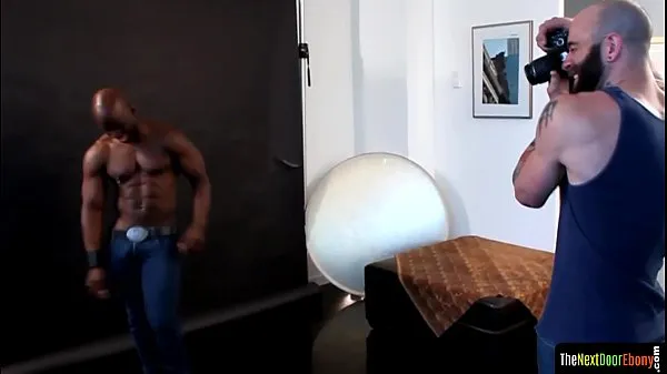 Klip daya Ebony hunk cocksucking during photo shoot terbaik