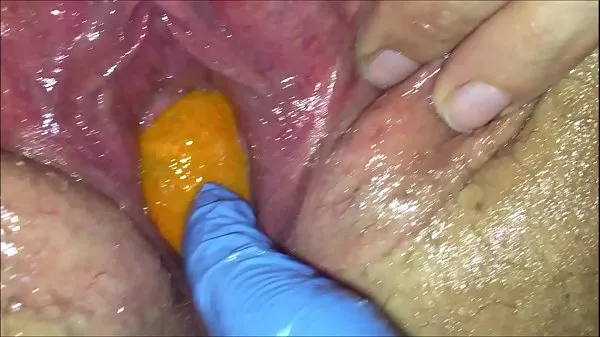 최고의 Tight pussy milf gets her pussy destroyed with a orange and big apple popping it out of her tight hole making her squirt 파워 클립