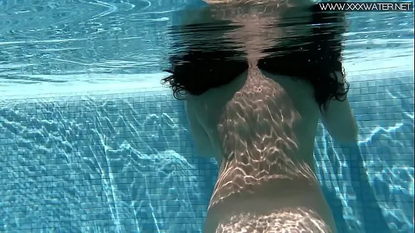 Najboljše Super cute hot teen underwater in the pool naked močne sponke