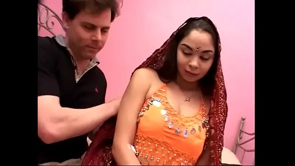 Beste Indian girl Yahira is on her knees sucking a cock like a naughty girl strømklipp