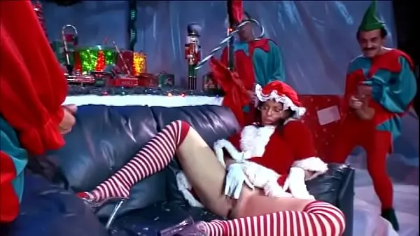 Najlepsze klipy zasilające Scrumptious brunette classis chassis Daphne Rosen enjoys when three Christmas Elves squidge her with their tools