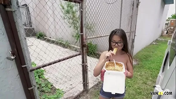 Najlepsze klipy zasilające Asian Spinner Lulu Chu Fucked for Money and Food in a moving van