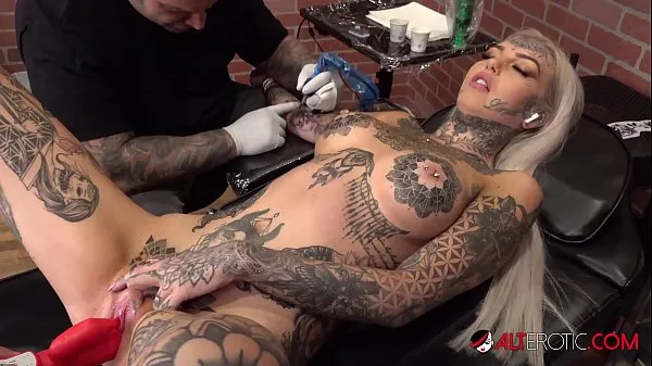Najboljše Amber Luke masturbates while getting tattooed močne sponke