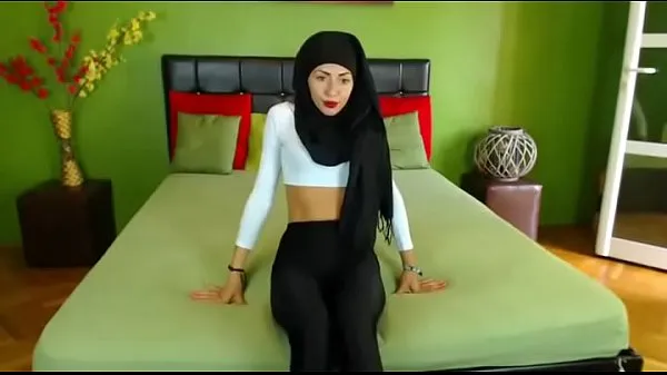 Beste Arab woman breaks away from her oppresive husband and strips for me, a white guy. If you want to pin her legs back and fuck her, please contact me. She'll fuck anyone but she LOVES black guys strømklipp
