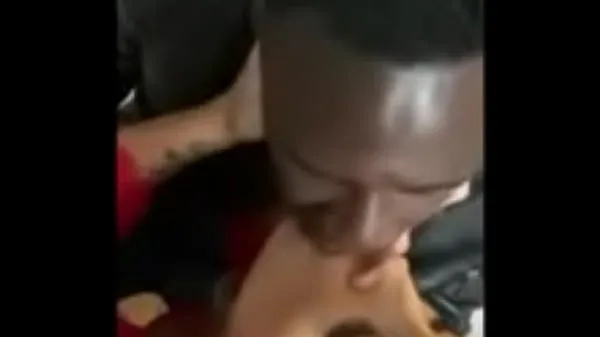 Najlepsze klipy zasilające Interracial milf sexy kissing! Anyone know her name