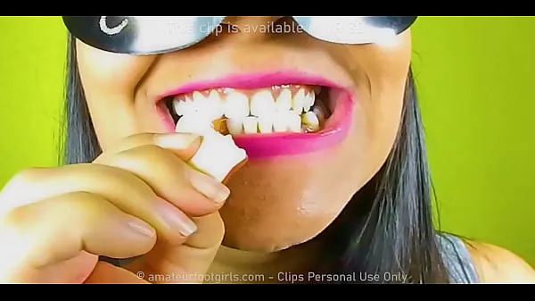 최고의 Girl with beautiful teeth crumpled chewed up candy chewing gum nuts to mud chew videos, look her very close in her mouth 파워 클립