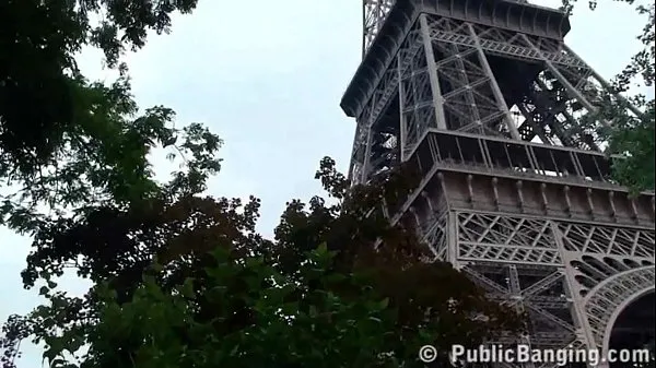 Beste Eiffel Tower crazy public sex threesome group orgy with a cute girl and 2 hung guys shoving their dicks in her mouth for a blowjob, and sticking their big dicks in her tight young wet pussy in the middle of a day in front of everybody strømklipp