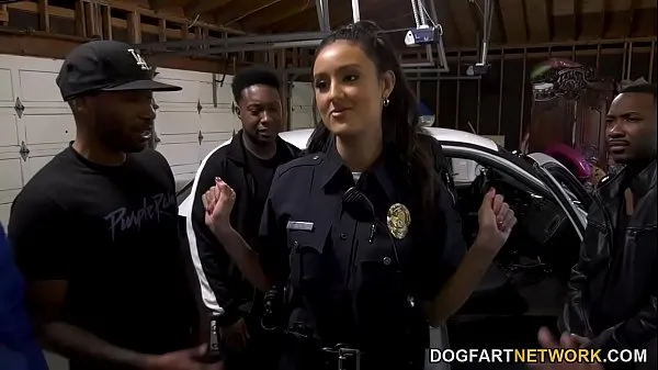 A legjobb Police Officer Job Is A Suck - Eliza Ibarra tápklipek