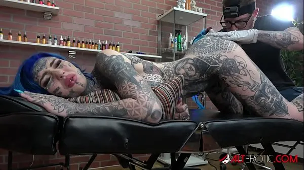 Nejlepší Amber Luke gets a asshole tattoo and a good fucking napájecí klipy