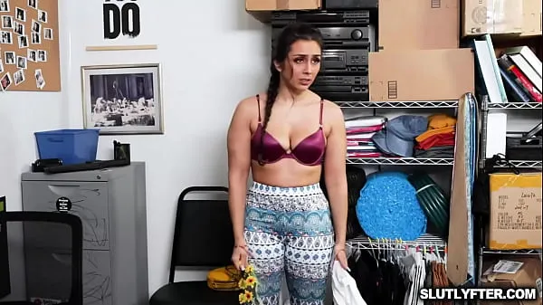 Beste Brunette thief Lilly Hall down on her kness to suck the officers huge man meat strømklipp