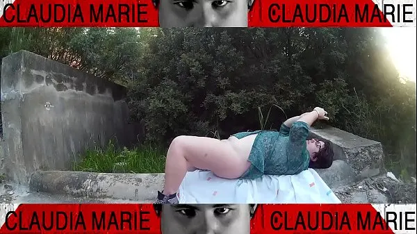 Nejlepší The fat woman gets horny and they have to go off the road to have sex. In public it is always more morbid napájecí klipy