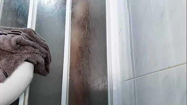 Beste Hidden camera spying on sexy wife in the shower strømklipp