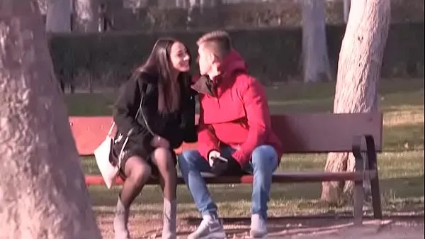 Klip daya Wanna do a street blowjob?" Lucia picks up a lucky guy in the Madrid park terbaik