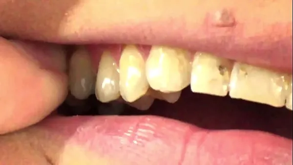 Le migliori clip di potenza Mouth Vore Close Up Of Fifi Foxx Eating Gummy Bears