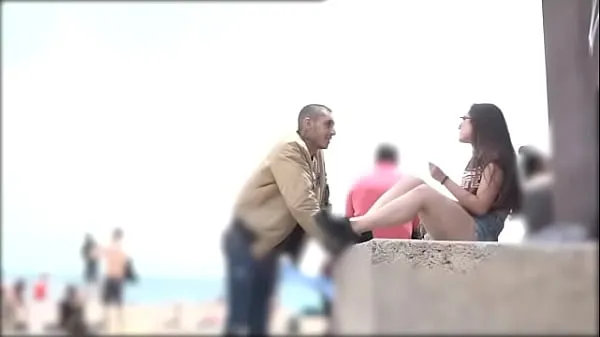 Bästa He proves he can pick any girl at the Barcelona beach power Clips
