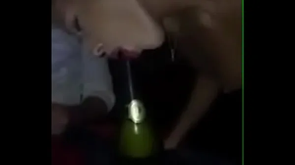 Beste Girl sucks a bottle of champagne strømklipp