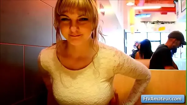 أفضل مقاطع الطاقة Sexy natural big tit blonde amateur teen Alyssa flash her big boobs in a diner