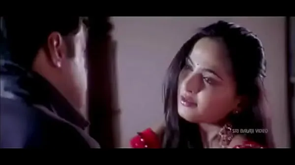 Meilleurs clips de puissance Anushka Shetty hot Saree Changing & exposing her body 