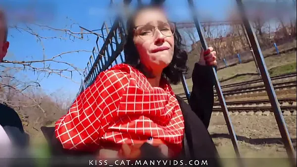 Los mejores Caminemos en la naturaleza - Agente público recoge a estudiante ruso para follar al aire libre real / besar gato 4k Power Clips