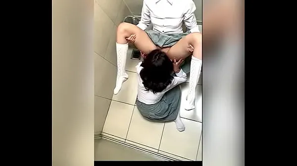 Bästa Two Lesbian Students Fucking in the School Bathroom! Pussy Licking Between School Friends! Real Amateur Sex! Cute Hot Latinas power Clips