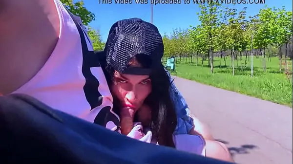 Bästa Blowjob challenge in public to a stranger, the guy thought it was prank power Clips