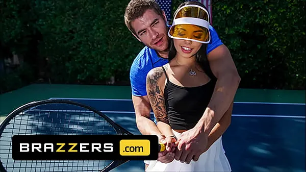 Beste Xander Corvus) Massages (Gina Valentinas) Foot To Ease Her Pain They End Up Fucking - Brazzers strømklipp