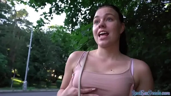 Najlepsze klipy zasilające Slut gets laid in public european park