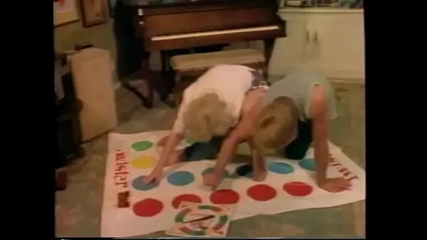 Najlepsze klipy zasilające Blonde babe loves spoon position after playing naughty game Twister