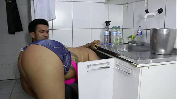 최고의 The cocky plumber stuck the pipe in the ass of the naughty rabetão. Victoria Dias and Mr Rola 파워 클립